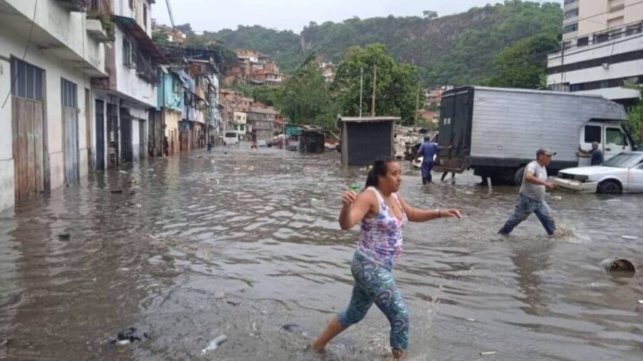 Lluvias causaron anegaciones en viviendas del sector La Línea de Petare